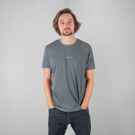 Mann in grauem dressgoat T-Shirt
