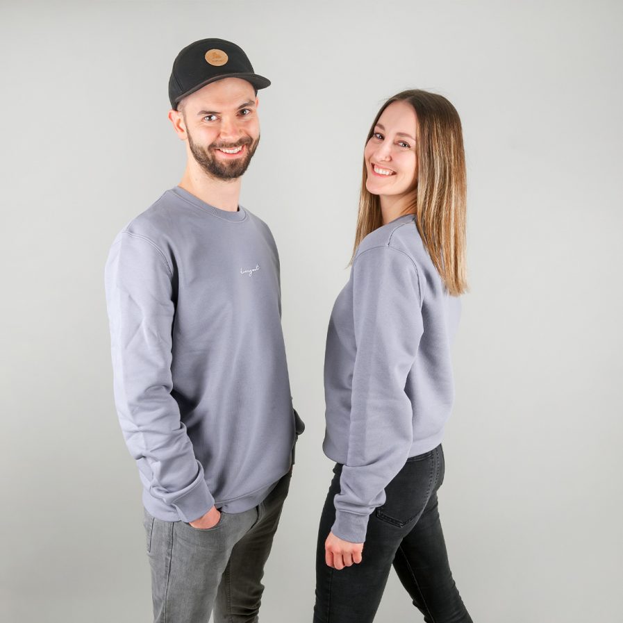Mann und Frau tragen blau grauen Pulli