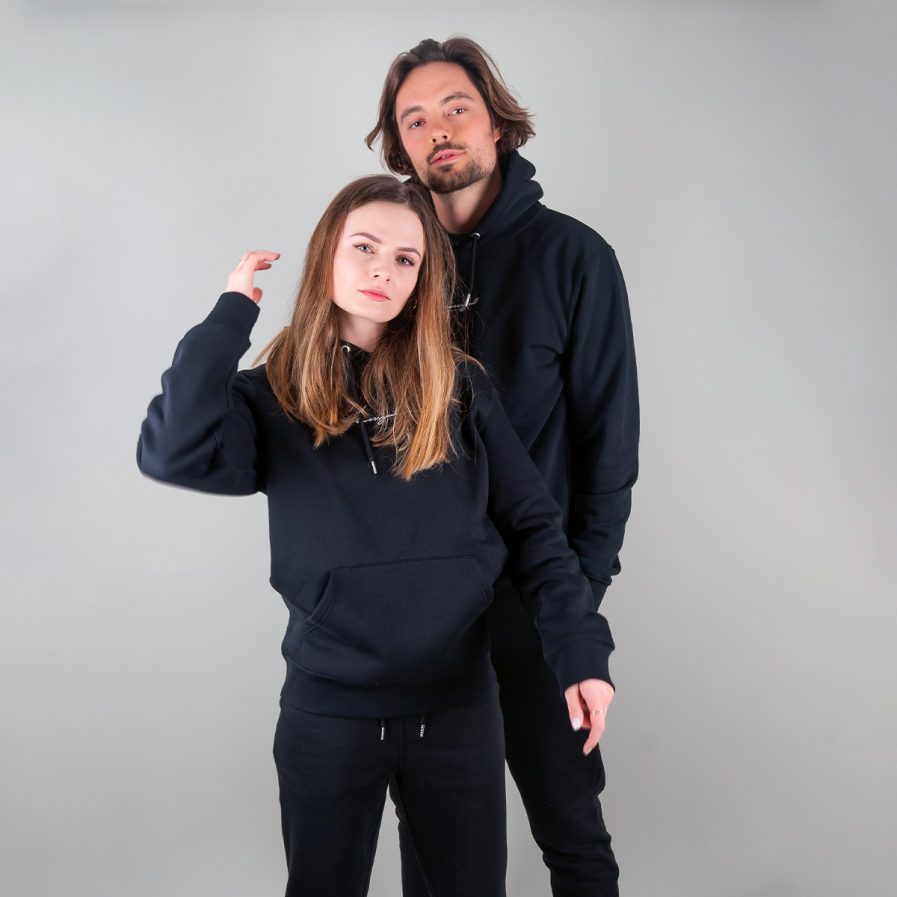Mann und Frau tragen schwarzes Loungeoutfit