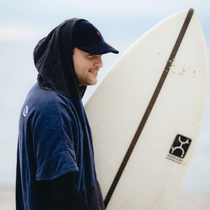 Surfer trägt Basketballmütze in dunkelblau