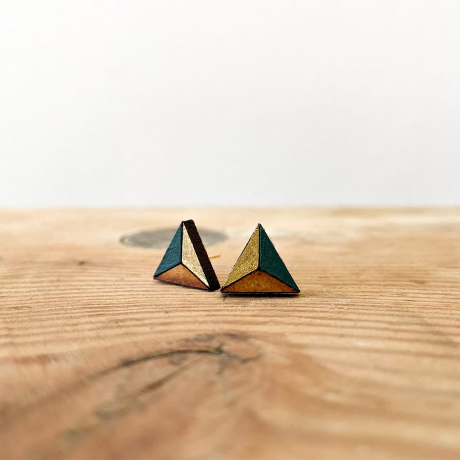 Holzohrringe als Dreieck mit gold und grün