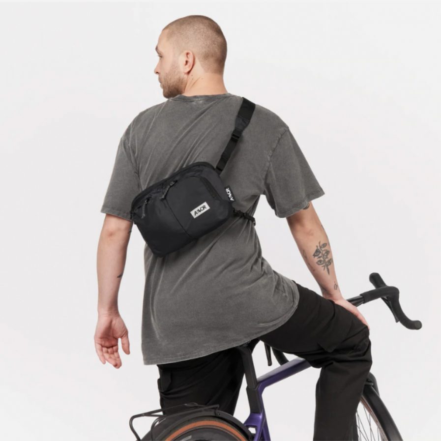 Mann auf Fahrrad trägt Sacoche Bag