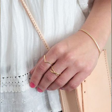 Frauenhand mit 2 goldenen Ringen