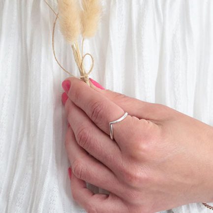 Frauenhand mit silbernem Ring