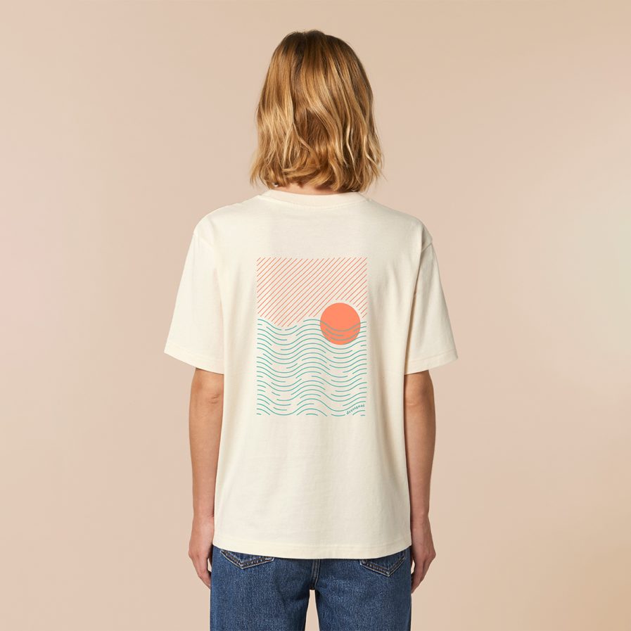 Rückenprint mit Sonne und Meer auf beigenes T-Shirt