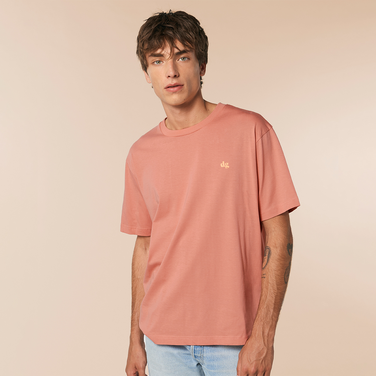 Mann trägt rosa orangenes T-Shirt