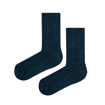 Warme Socken in dunkelblau gestrickt