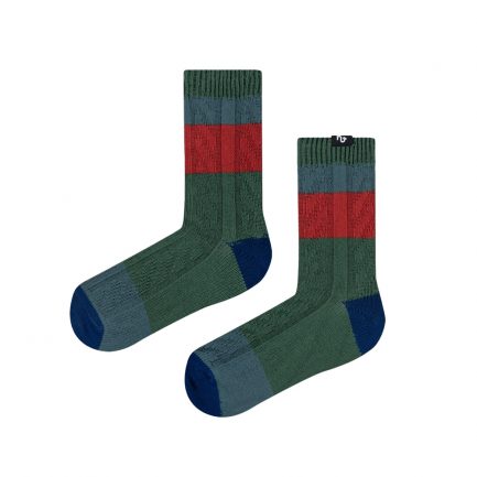 Warme Socken in dunkelgrün, rot, blau gestrickt