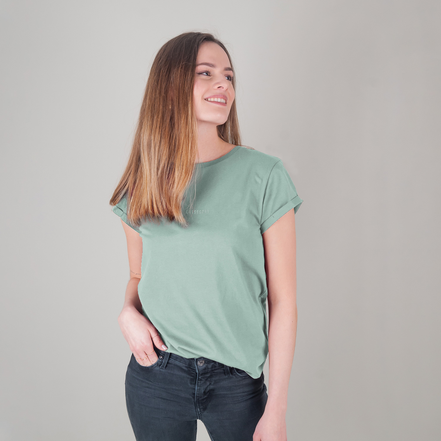 Frau trägt mintgrünes T-Shirt